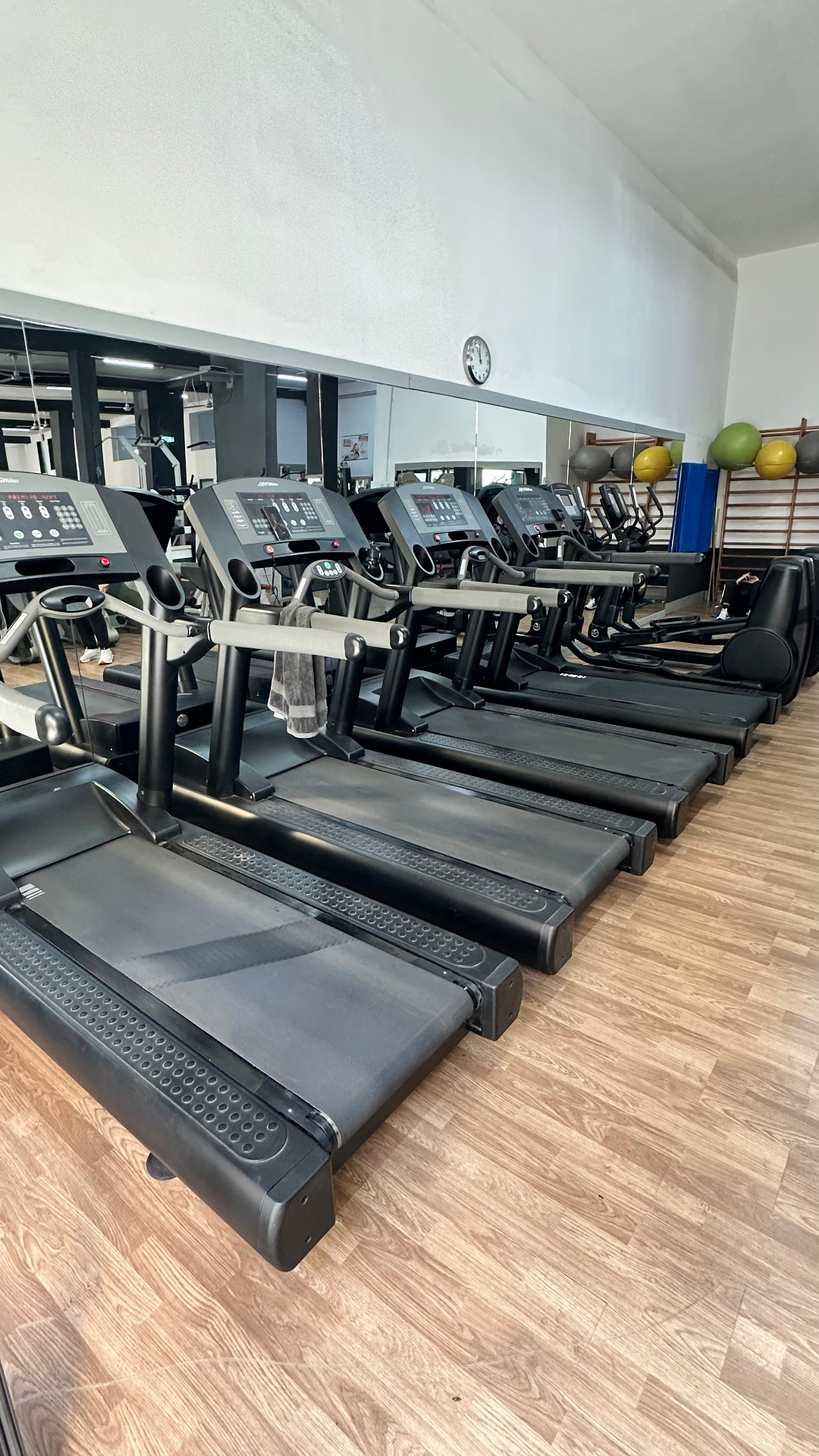 Zona cardio con tapis roulant Life Fitness